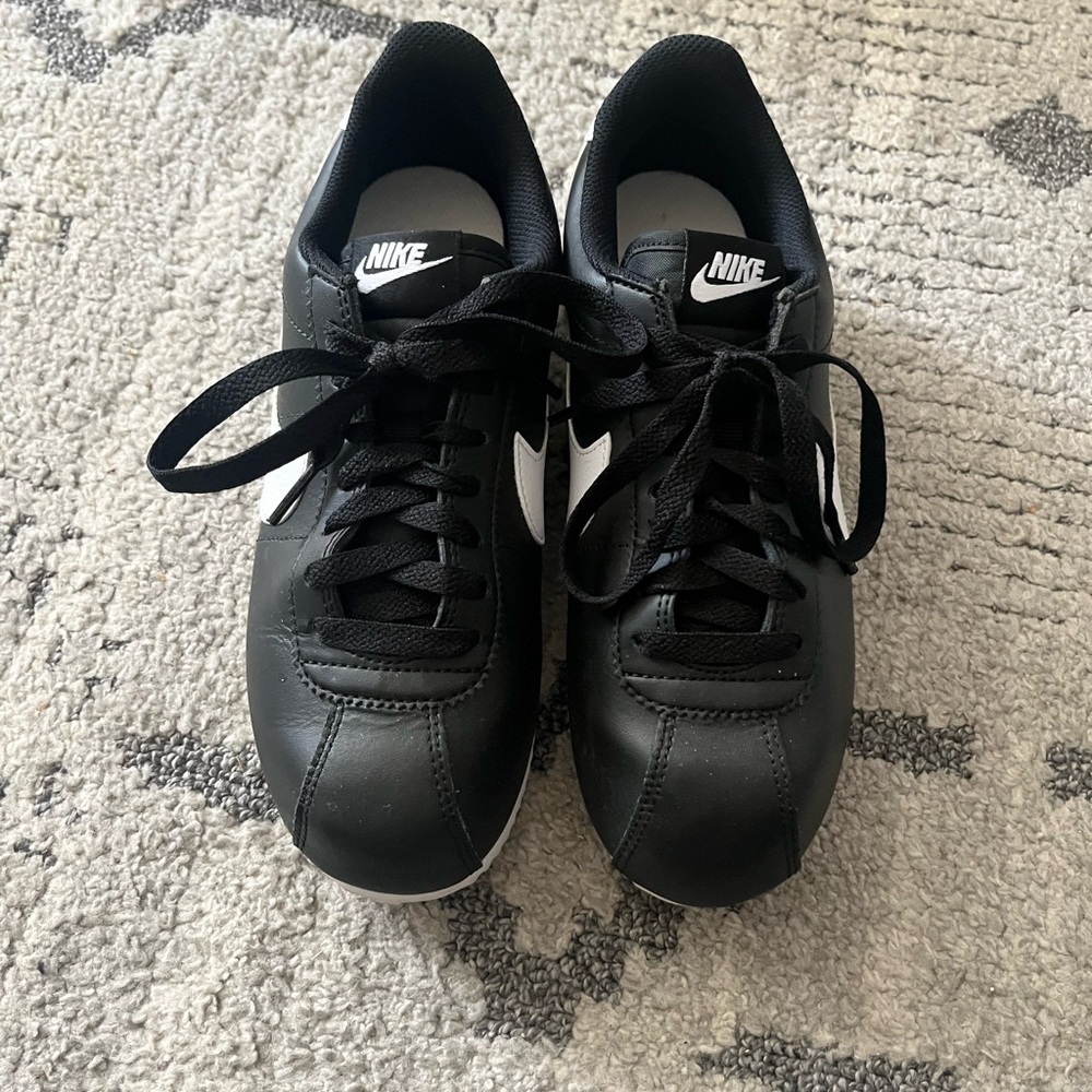 Nike Black and White Athletic Shoes with Classic Design - Picture 4 of 4